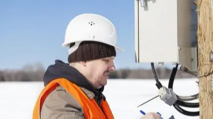 pruefung-und-wartung-elektrischer-anlagen|two electricians inspecting overhead cables|electrical safety inspection checklist|