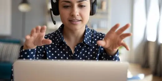 personne menant une session de formation à la transformation numérique sur son ordinateur portable