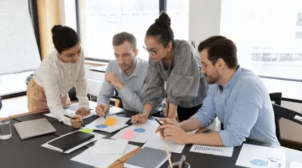 reunión de trabajo para planificar las estrategias de gestión de riesgos