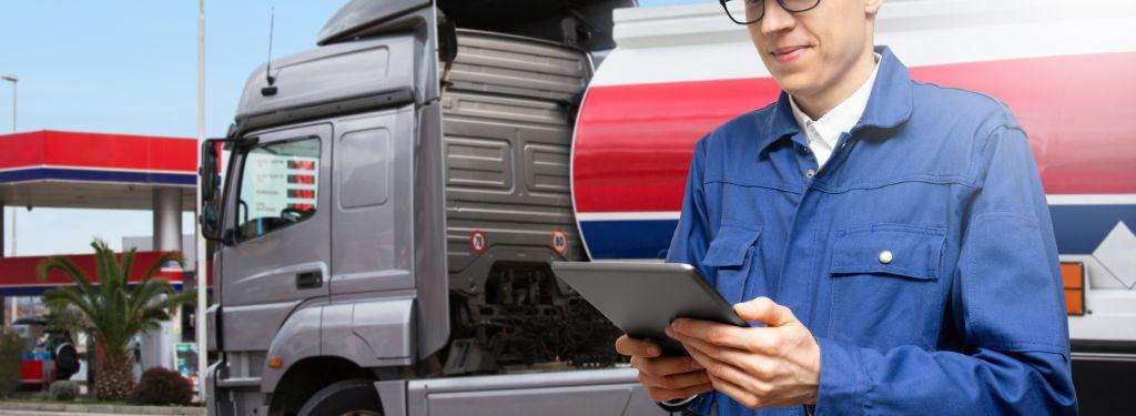 conducteur utilisant une application dvir sur sa tablette avant de conduire son camion