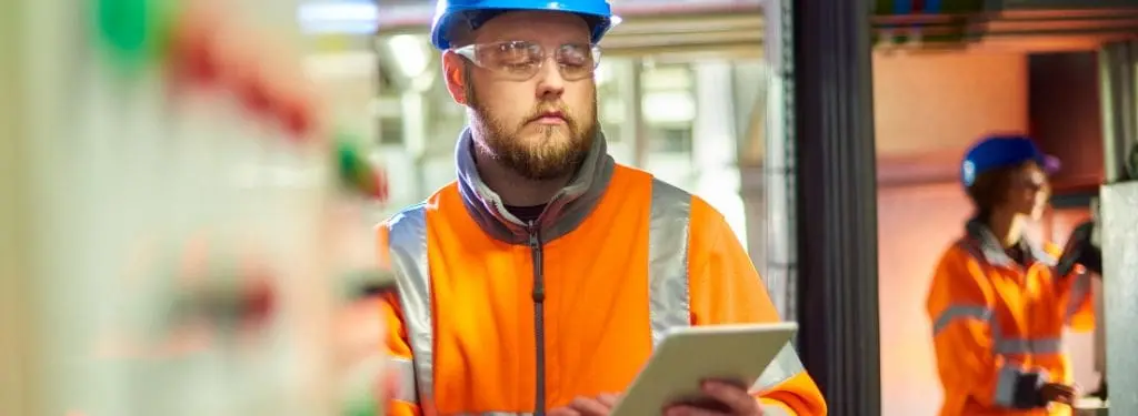 Maintenance worker using maintenance app on tablet|inspección de mantenimiento de la enfriadora|Seamless Experience with Audit Management Software||SafetyCulture|Tofino-maintenance-app-logo|ManagerPlus-maintenance-app-logo|iAuditor|Activo-Infinidad-mantenimiento-app-logo|Synchroteam-maintenance-app-logo|SHEQSY-maintenance-app-logo|Odoo-maintenance-app-logo|MaxPanda-maintenance-app-logo|MicroMain-maintenance-app-logo|ManWinWin-maintenance-app-logo