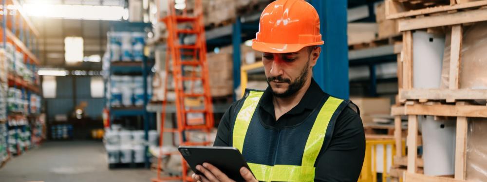 un profesional que utiliza un programa de gestión empresarial en una tableta