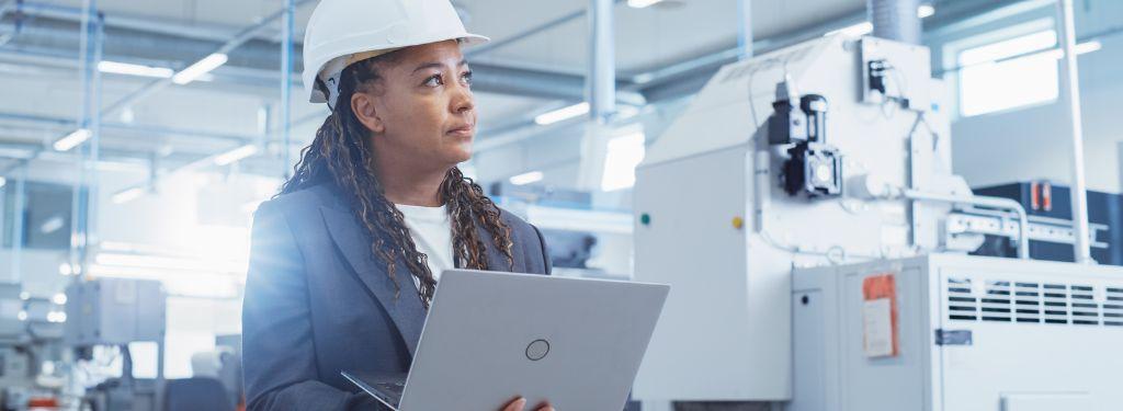 travailleur technique utilisant un logiciel de surveillance de l'état des machines lourdes