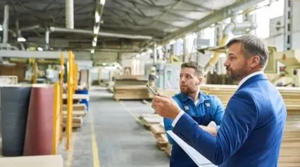 Supervisor y empleado evaluando el sop de fabricación|Supervisor y empleado evaluando el sop de fabricación|Plantilla de PNT de fabricación|Plantilla de PNT para una empresa de fabricación