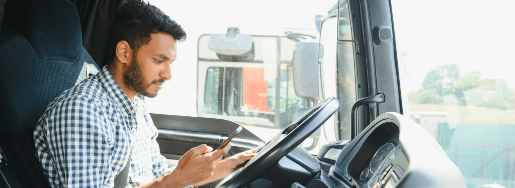 Un conducteur qui pointe pour son travail à l'aide d'un agenda électronique