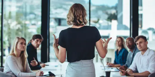 Une femme menant la discussion sur la résilience opérationnelle