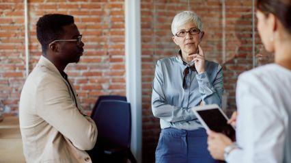 les personnes qui discutent des changements au sein de l'entreprise avec une liste de contrôle de la gestion du changement à la main