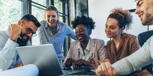 un grupo de desarrolladores y propietarios de productos discutiendo ideas de innovación abierta en una reunión