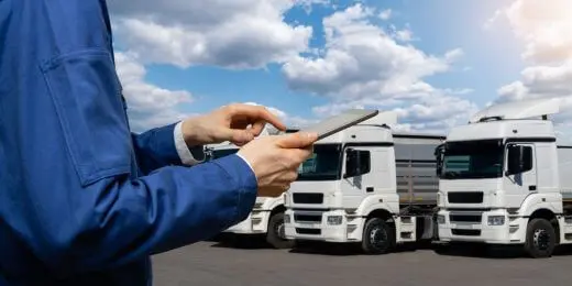 le gestionnaire de flotte utilise la télématique sur sa tablette et son camion